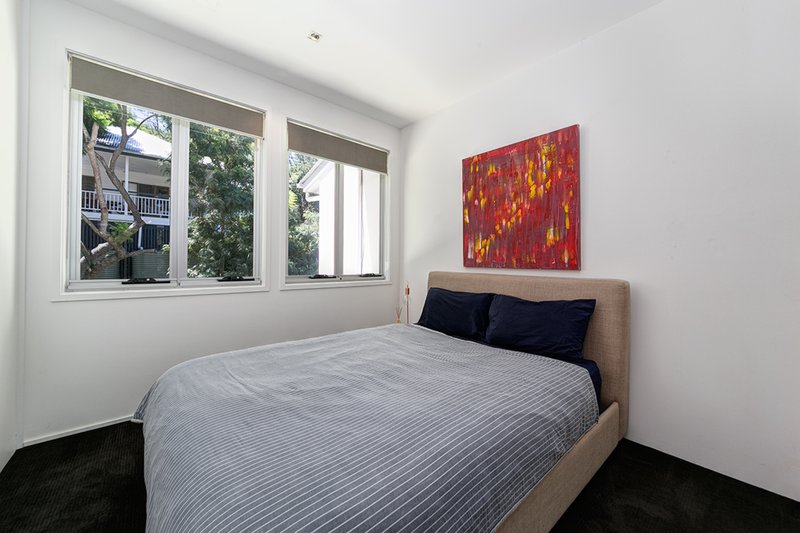 Photo - 2/22 Rennie Street, Indooroopilly QLD 4068 - Image 9