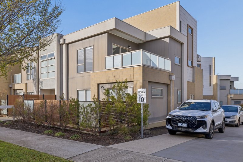 Photo - 22/2 Rockgarden Drive, Truganina VIC 3029 - Image 2