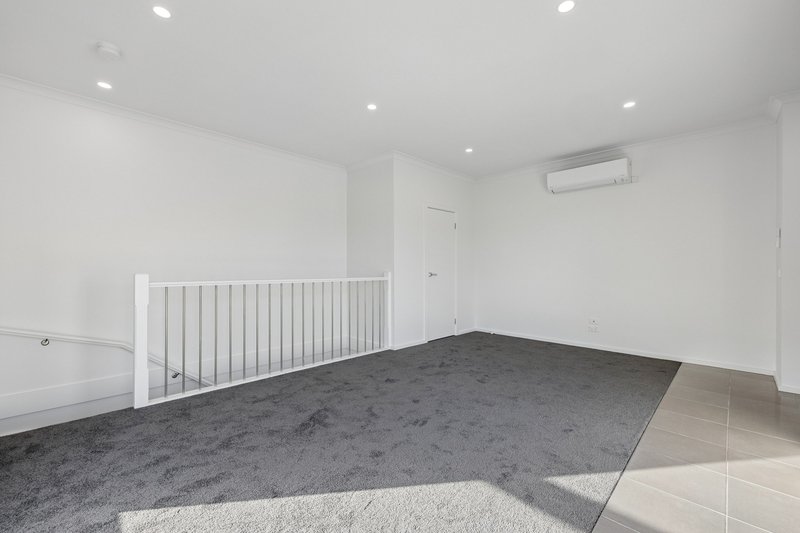 Photo - 22/2 Rockgarden Drive, Truganina VIC 3029 - Image 9