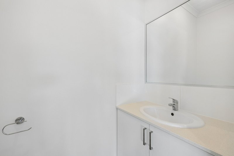 Photo - 22/2 Rockgarden Drive, Truganina VIC 3029 - Image 11