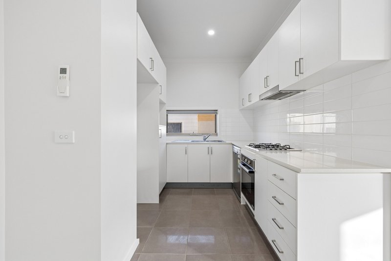 Photo - 22/2 Rockgarden Drive, Truganina VIC 3029 - Image 14