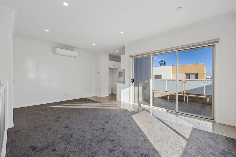 Photo - 22/2 Rockgarden Drive, Truganina VIC 3029 - Image 16