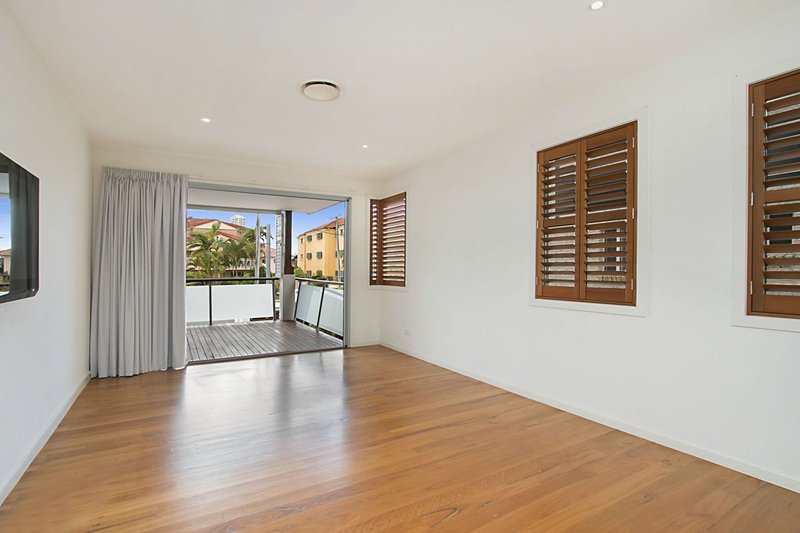 Photo - 2/22 Stephens Street, Burleigh Heads QLD 4220 - Image 2