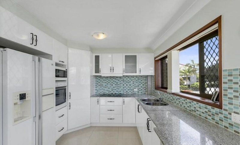 Photo - 2/228 Marine Parade, Labrador QLD 4215 - Image 4