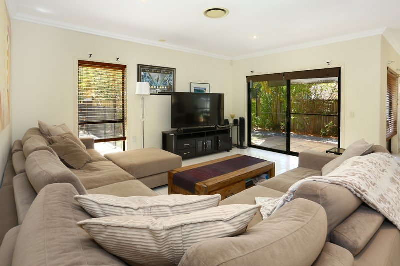 Photo - 223 Crestwood Drive, Molendinar QLD 4214 - Image 8