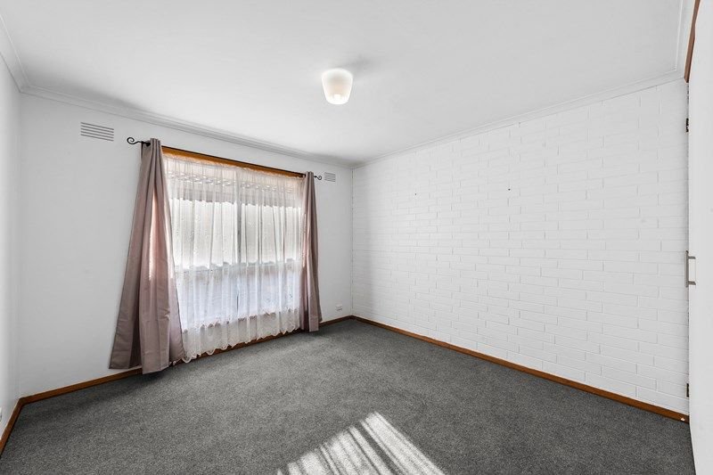 Photo - 2/23 Deutgam Street, Werribee VIC 3030 - Image 4