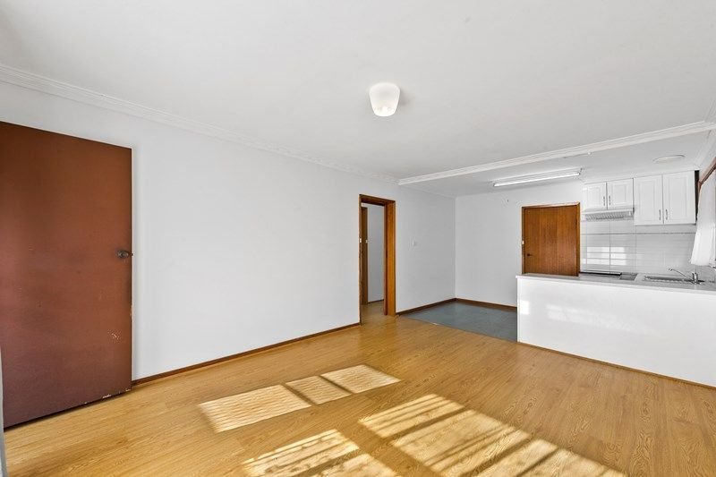 Photo - 2/23 Deutgam Street, Werribee VIC 3030 - Image 5