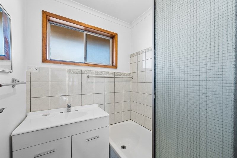 Photo - 2/23 Deutgam Street, Werribee VIC 3030 - Image 6