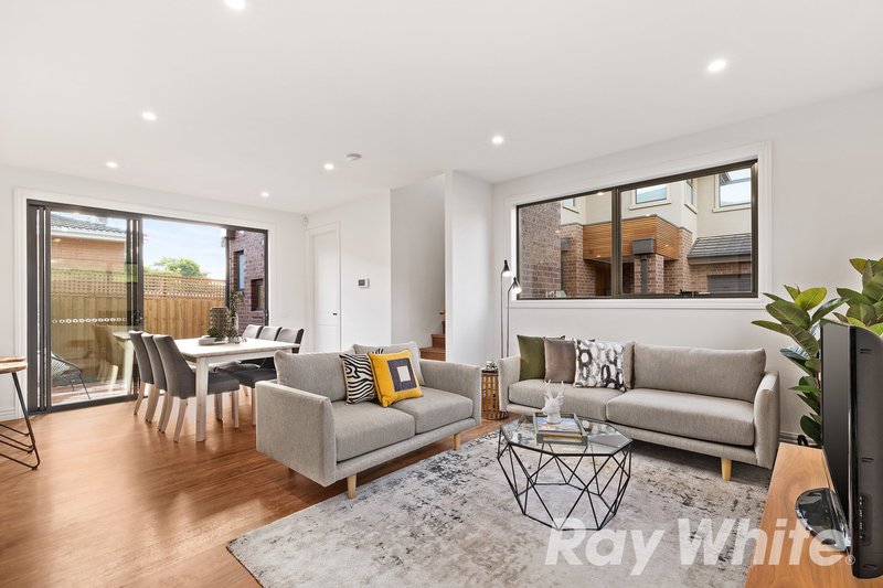 Photo - 2/23 Farleigh Avenue, Burwood VIC 3125 - Image 2