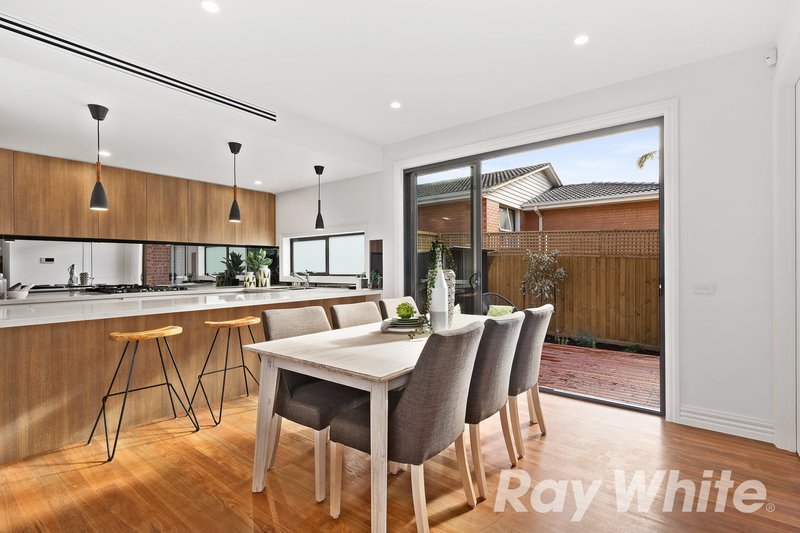 Photo - 2/23 Farleigh Avenue, Burwood VIC 3125 - Image 5