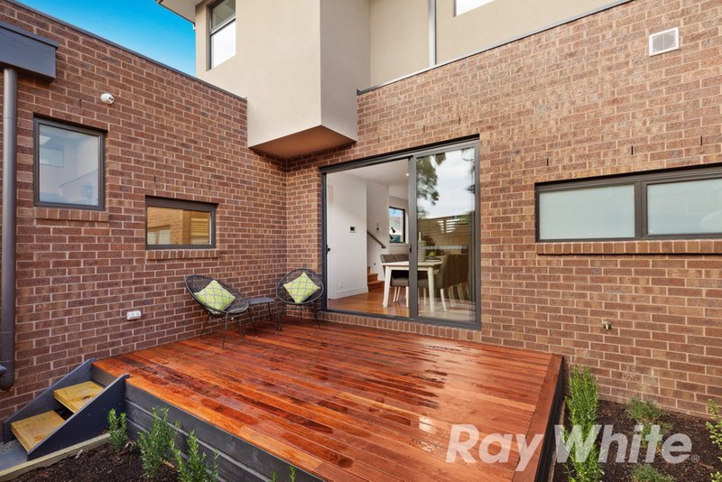 Photo - 2/23 Farleigh Avenue, Burwood VIC 3125 - Image 10