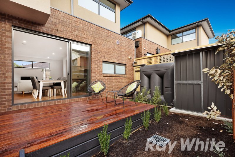 Photo - 2/23 Farleigh Avenue, Burwood VIC 3125 - Image 11