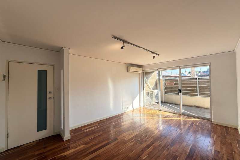 Photo - 2/23 Farmer Street, Richmond VIC 3121 - Image 2