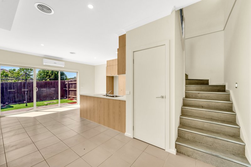 Photo - 2/23 Leveque Loop, Craigieburn VIC 3064 - Image 5