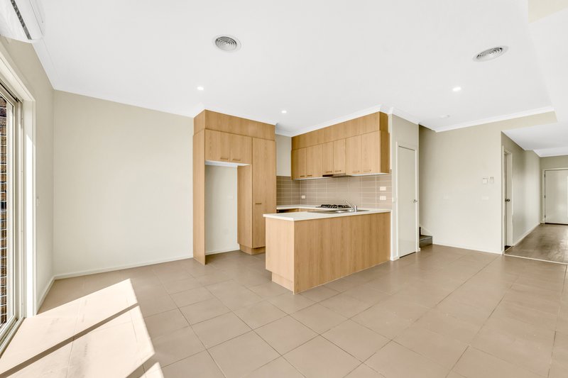 Photo - 2/23 Leveque Loop, Craigieburn VIC 3064 - Image 8