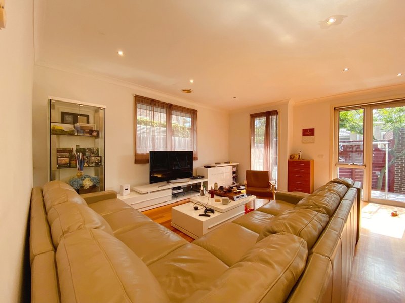 Photo - 2/23 Montgomery Avenue, Mount Waverley VIC 3149 - Image 3