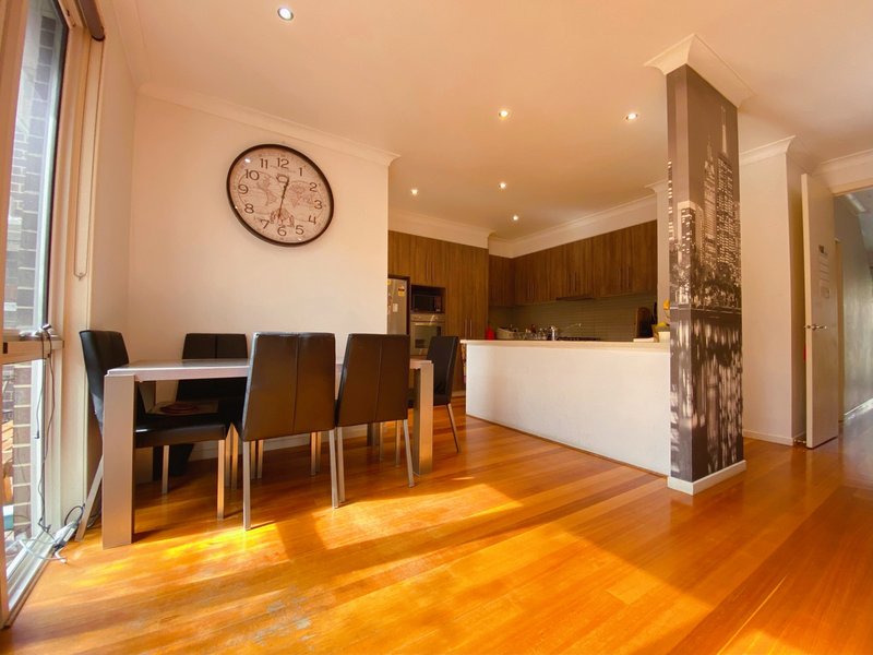 Photo - 2/23 Montgomery Avenue, Mount Waverley VIC 3149 - Image 5