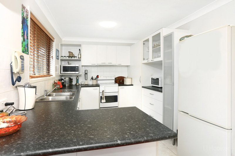 Photo - 2/23 Victor Avenue, Paradise Point QLD 4216 - Image 8