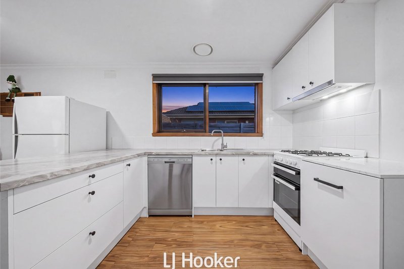 Photo - 2/24 Cullis Parade, Bayswater VIC 3153 - Image 8
