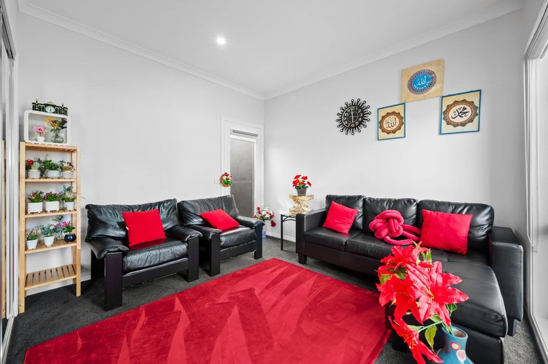 Photo - 2/24 Henry Street, Melton VIC 3337 - Image 4