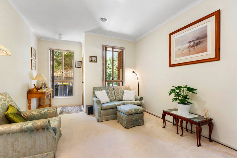 Photo - 2/24 Jindabyne Avenue, Chadstone VIC 3148 - Image 3