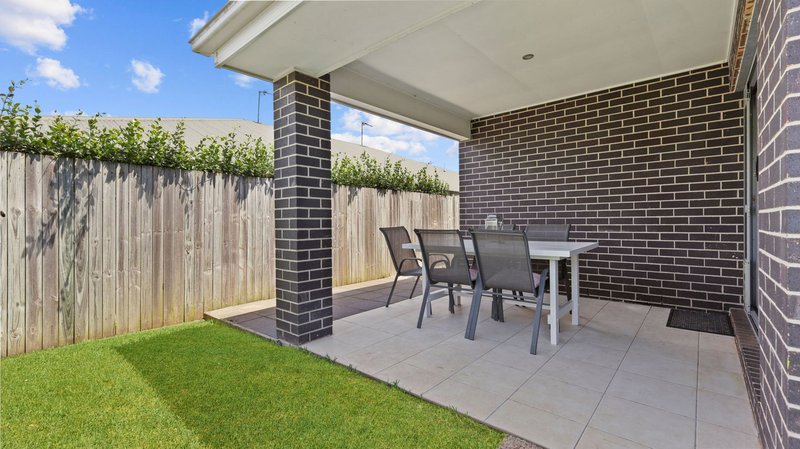 Photo - 2/24 Sanctuary Drive, Cranley QLD 4350 - Image 15