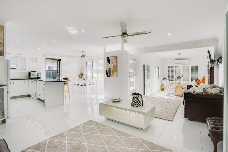 Photo - 2/24 Wagtail Court, Burleigh Waters QLD 4220 - Image 4