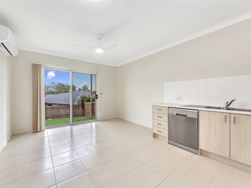 Photo - 2/24 Waratah Way, Morayfield QLD 4506 - Image 3