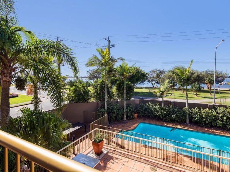 2/240 Marine Parade, Labrador QLD 4215