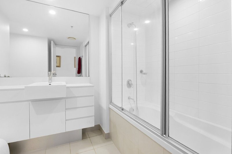Photo - 22407/5 Lawson Street, Southport QLD 4215 - Image 10