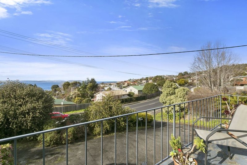 Photo - 2/241A Roslyn Ave , Blackmans Bay TAS 7052 - Image 8