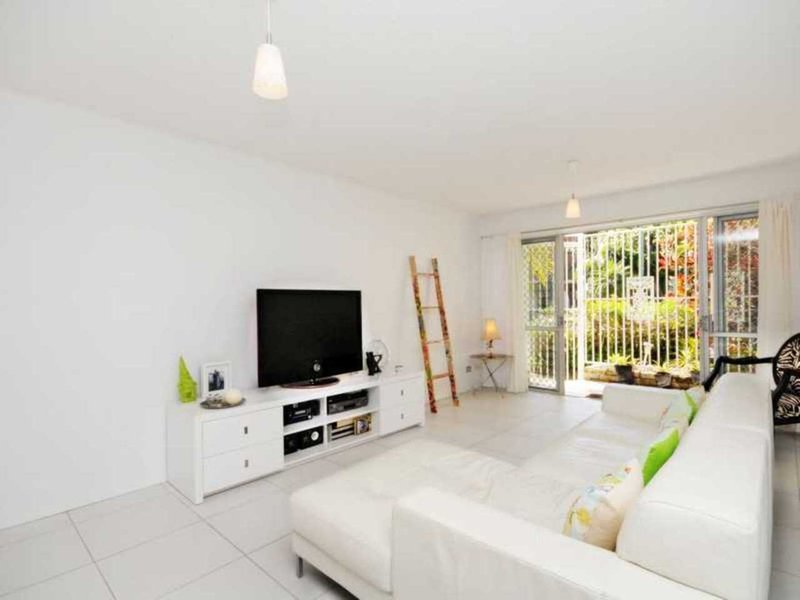 Photo - 2/25 Genoa Street, Surfers Paradise QLD 4217 - Image 5