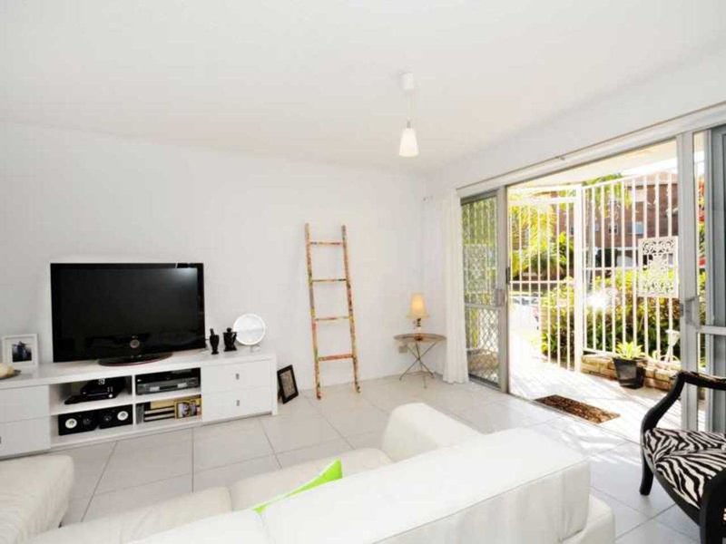 Photo - 2/25 Genoa Street, Surfers Paradise QLD 4217 - Image 7