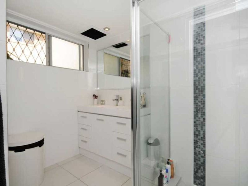 Photo - 2/25 Genoa Street, Surfers Paradise QLD 4217 - Image 8