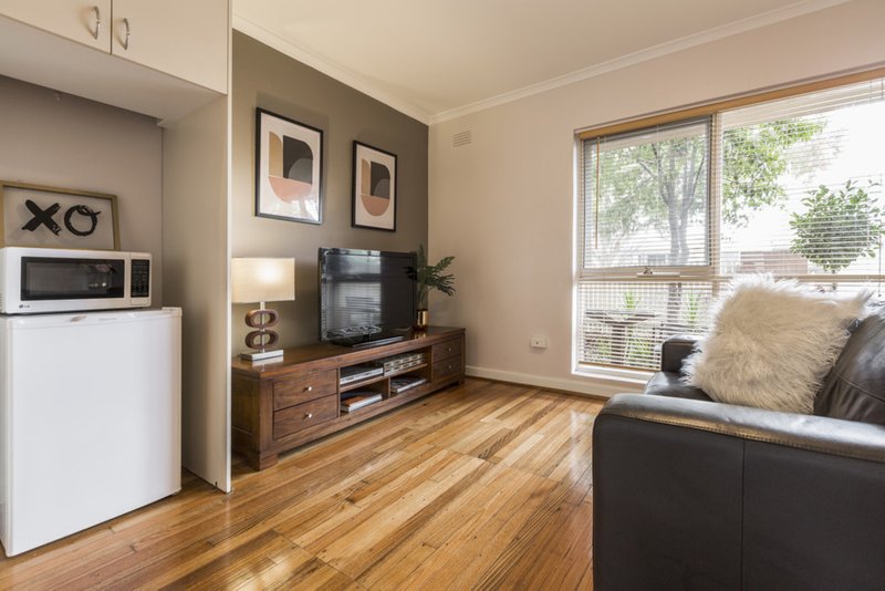 Photo - 2/25 Hobart Road, Murrumbeena VIC 3163 - Image 2