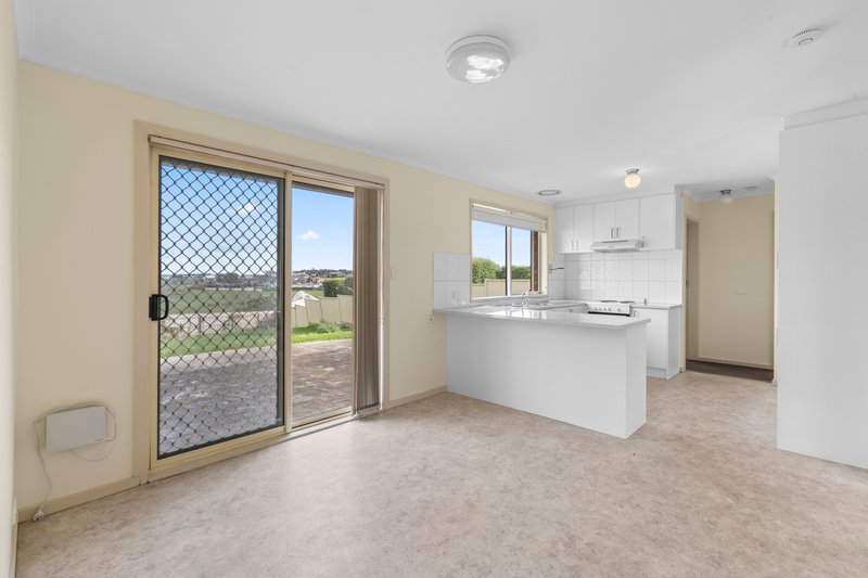 Photo - 2/25 Rokewood Crescent, Meadow Heights VIC 3048 - Image 4