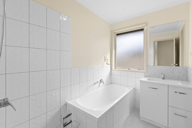 Photo - 2/25 Rokewood Crescent, Meadow Heights VIC 3048 - Image 10
