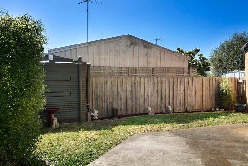 Photo - 2/25 Schmitt Court, Whittington VIC 3219 - Image 7