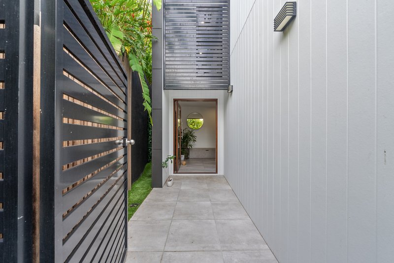 Photo - 2/25 Waratah Avenue, Biggera Waters QLD 4216 - Image 5