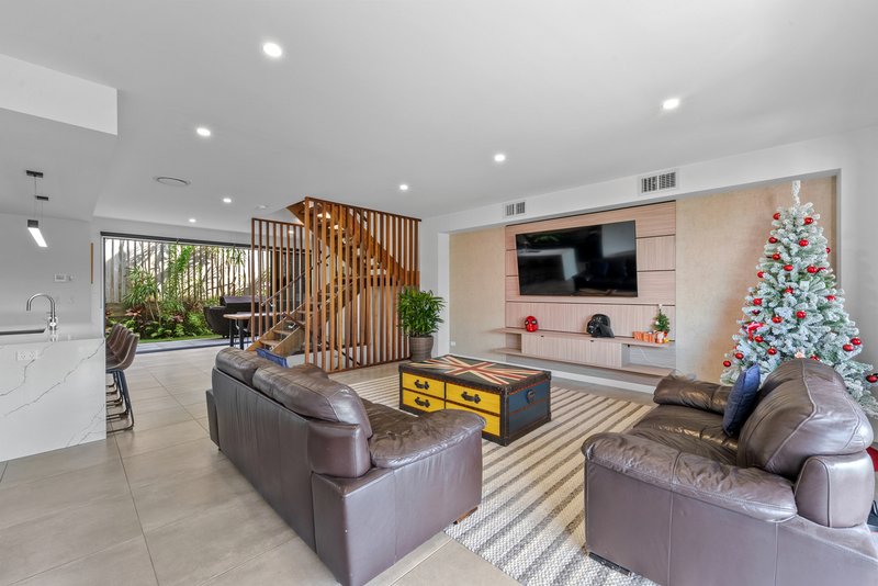 Photo - 2/25 Waratah Avenue, Biggera Waters QLD 4216 - Image 7