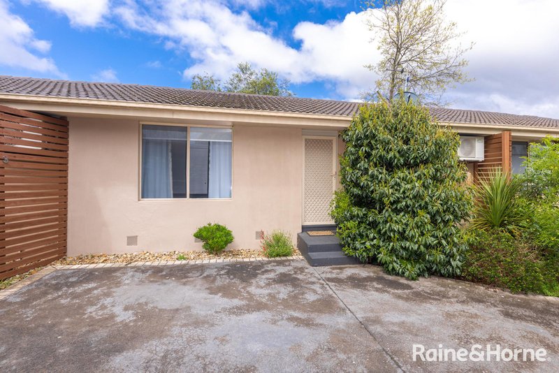 Photo - 2/25 Worcester Road, Gisborne VIC 3437 - Image 1