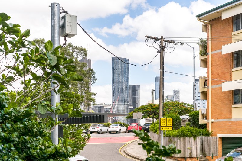 Photo - 2/26 Paton Street, Kangaroo Point QLD 4169 - Image 10