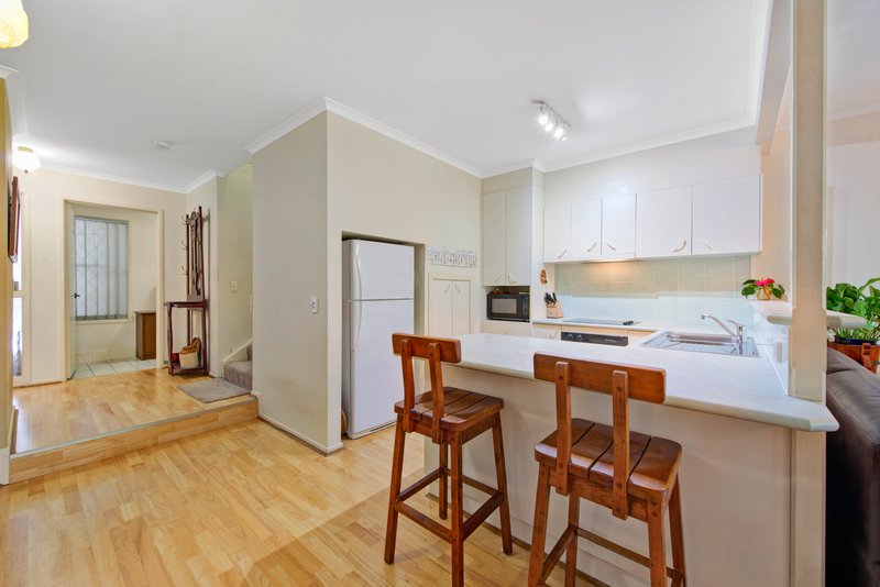 Photo - 2/26 Vespa Crescent, Surfers Paradise QLD 4217 - Image 4