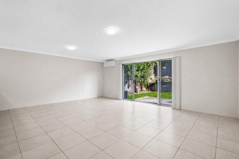 Photo - 2/26 Winchester Crescent, Pimpama QLD 4209 - Image 4