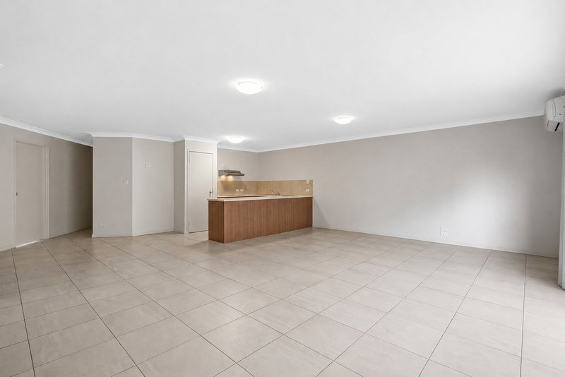 Photo - 2/26 Winchester Crescent, Pimpama QLD 4209 - Image 5