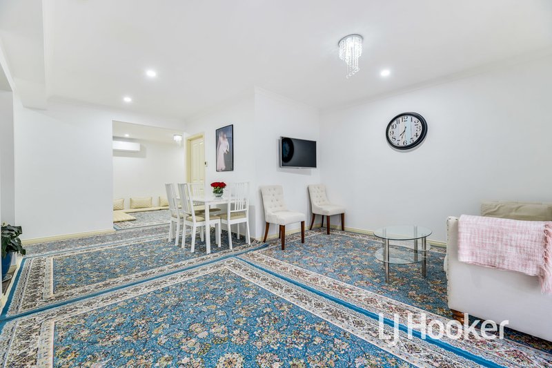 Photo - 2/27-33 Coral Drive, Hampton Park VIC 3976 - Image 2