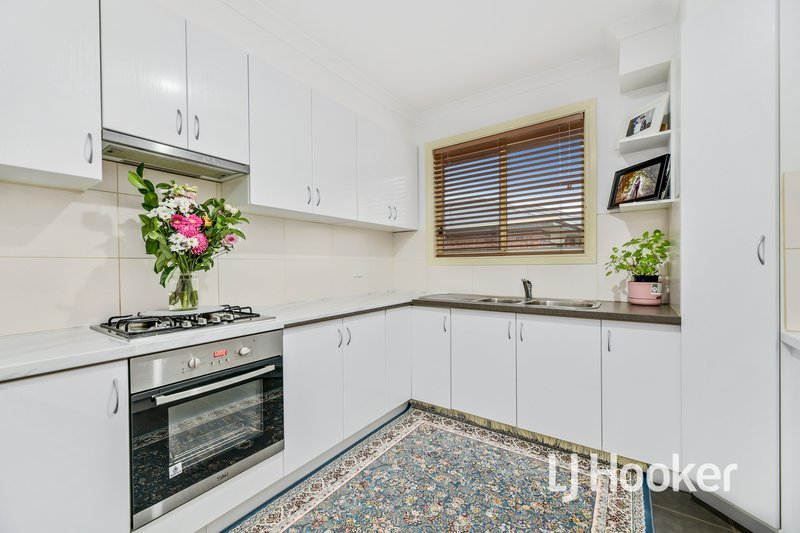 Photo - 2/27-33 Coral Drive, Hampton Park VIC 3976 - Image 7