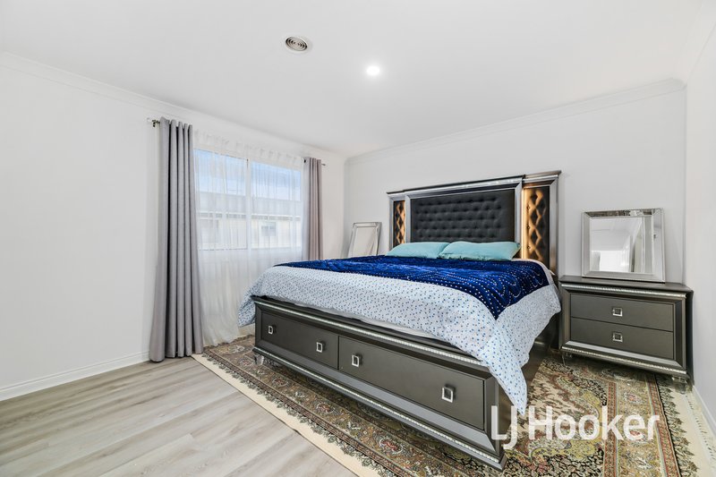 Photo - 2/27-33 Coral Drive, Hampton Park VIC 3976 - Image 8