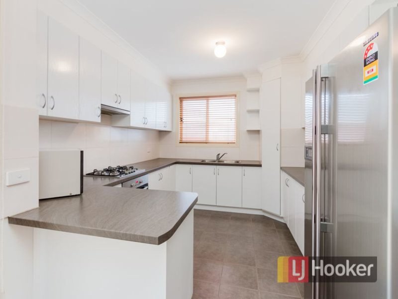 Photo - 2/27-33 Coral Drive, Hampton Park VIC 3976 - Image 2