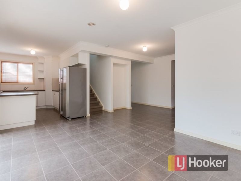 Photo - 2/27-33 Coral Drive, Hampton Park VIC 3976 - Image 3